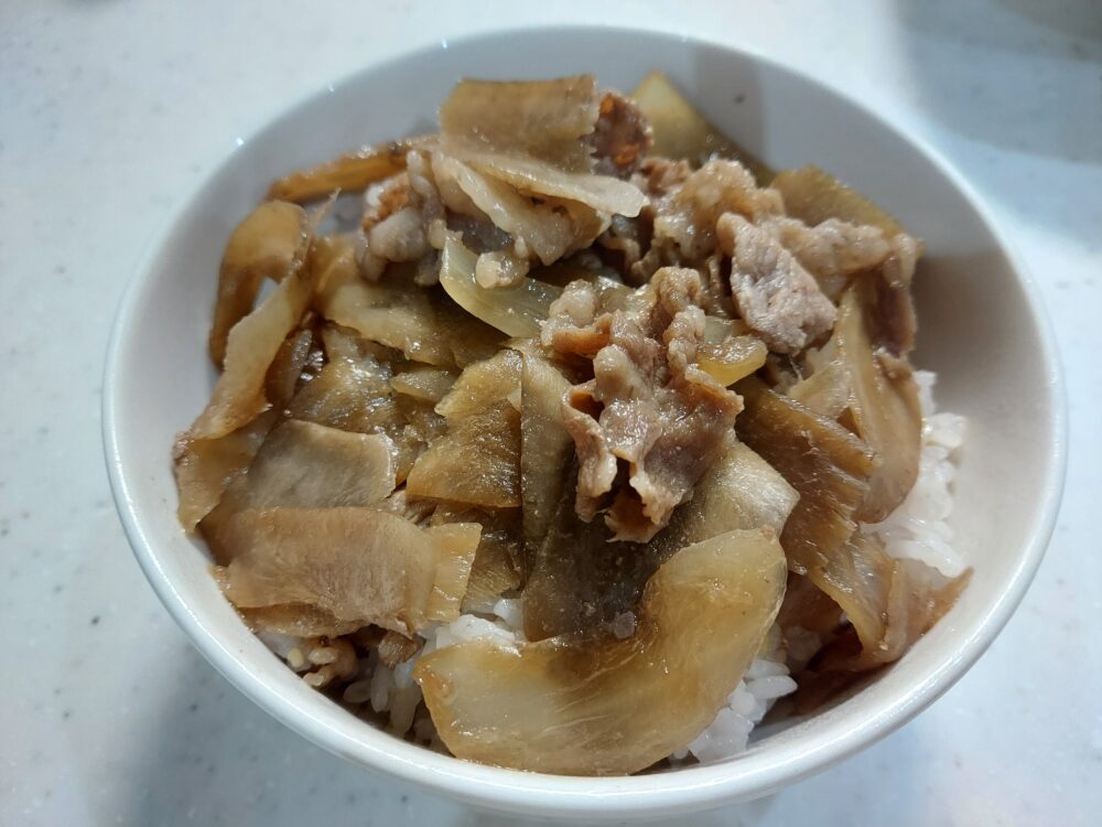 和田さんのごぼうで作る牛ごぼう丼が完成。