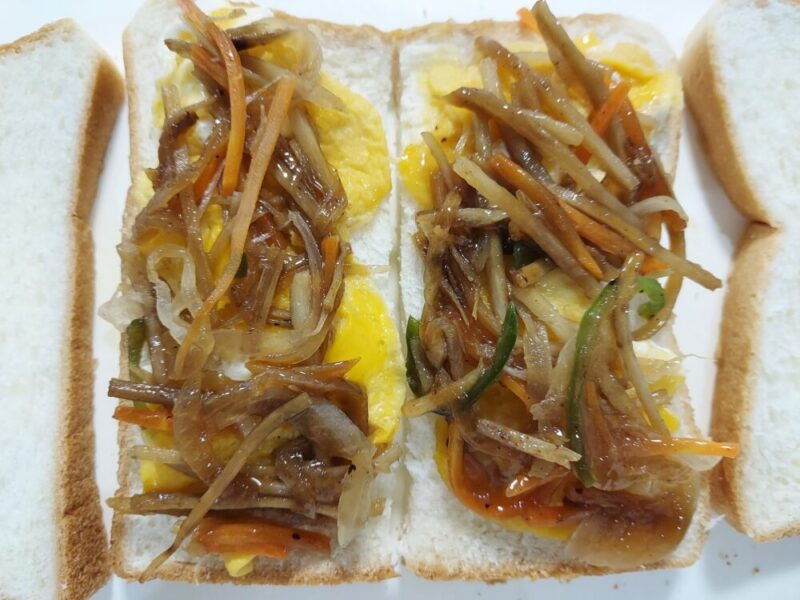 『黒ごま七味香るごぼうの照り焼きハンバーグ』のホットサンドイッチ