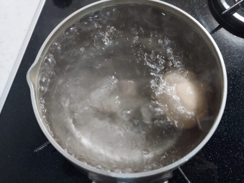 ゆで卵をゆでる