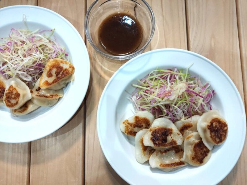 もっちり焼き餃子の彩り薬味添え